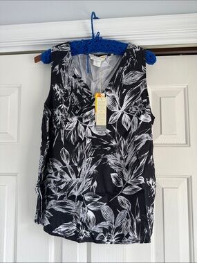NWT C&C California Black and White Floral V-Neck Blouse with Side Button Closure